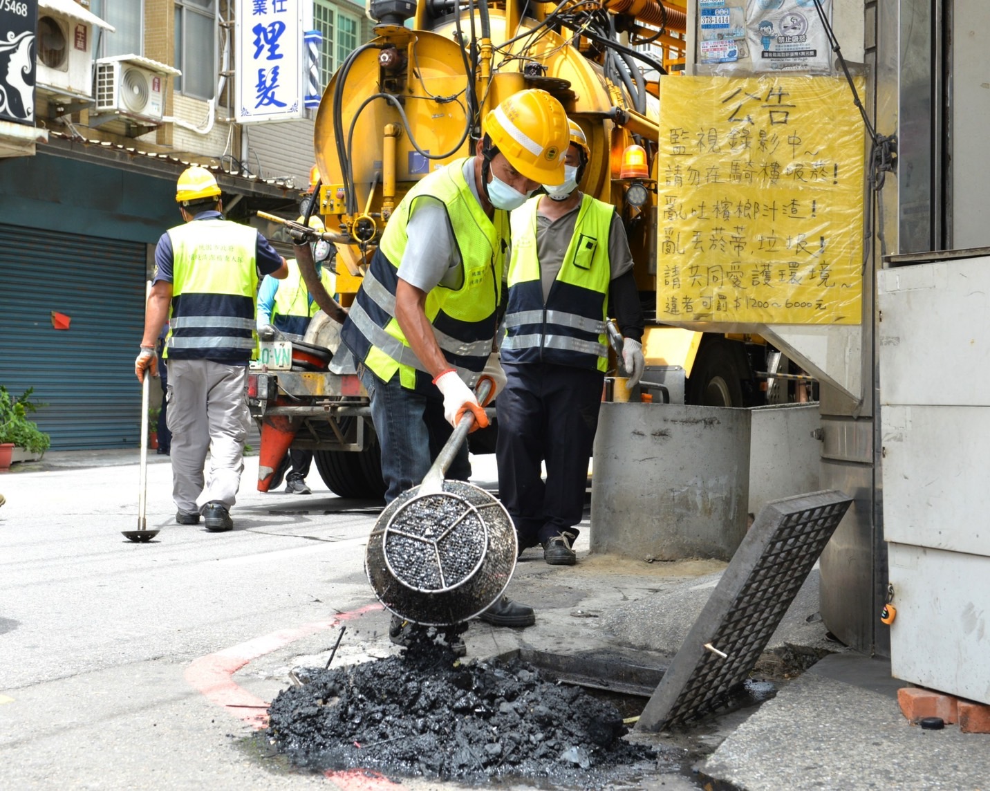 凱米颱風當前 桃環保局動員加強道路側溝清淤1.jpg